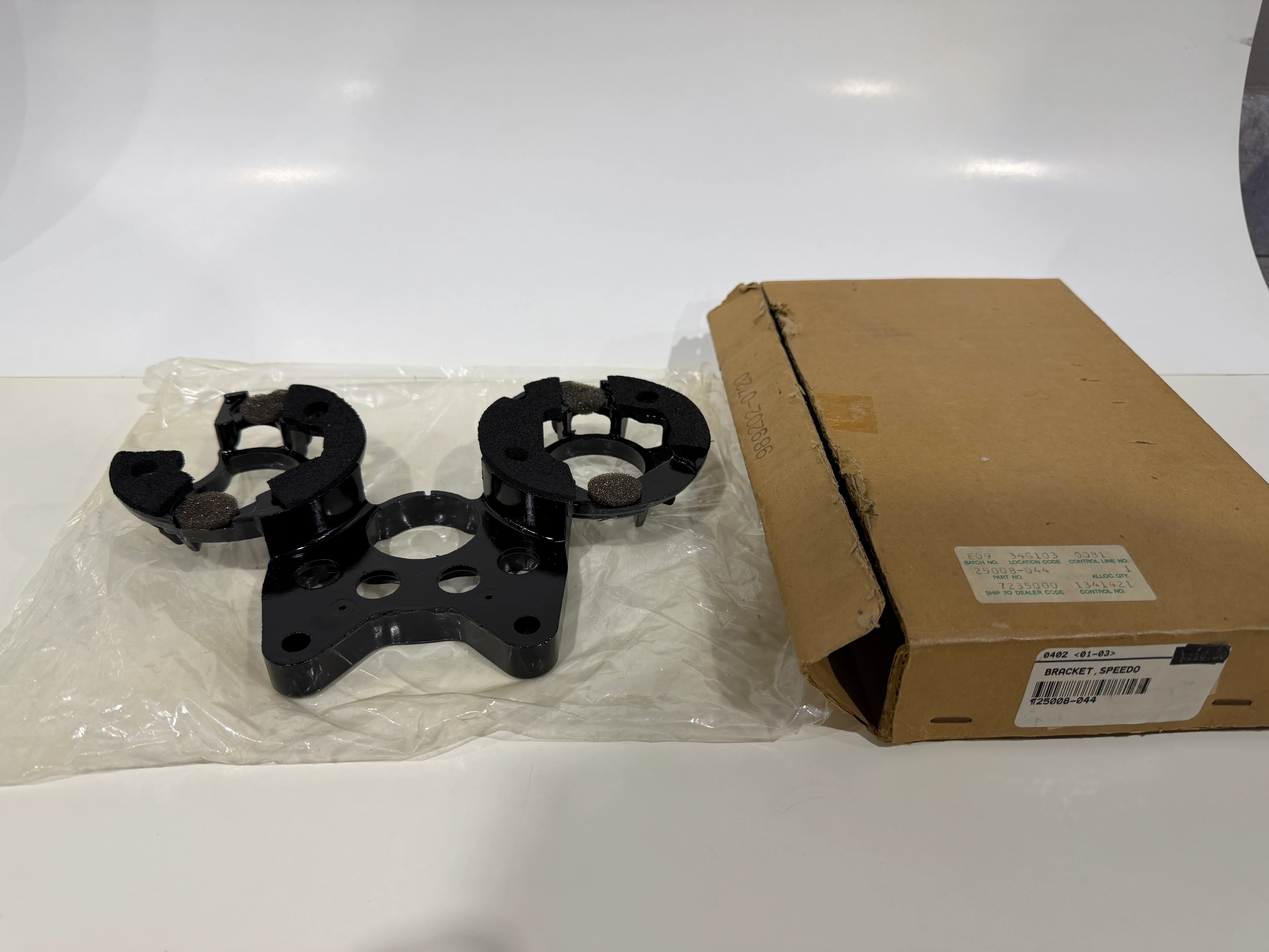 NOS KAWASAKI Z1 900 Meter Bracket Z1A Z1B NEW 25008-044 - Image 4